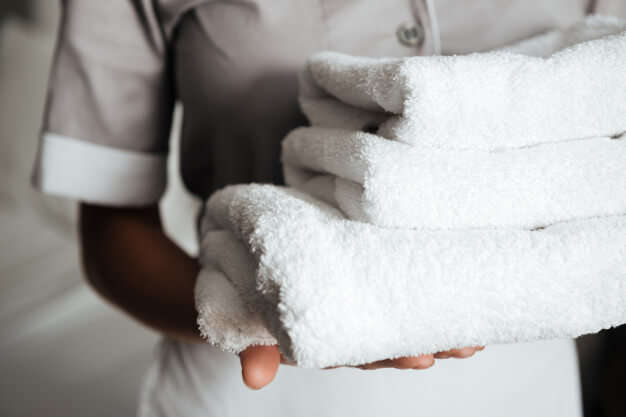 como dobrar toalha de banho igual de hotel
