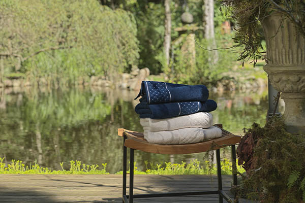 Kit com toalhas da appel home em meio a natureza