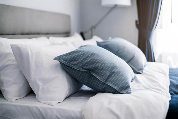 cama confortável com travesseiro novo