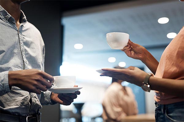 duas pessoas bebendo café