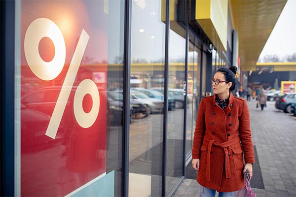 vitrine de loja com promoção
