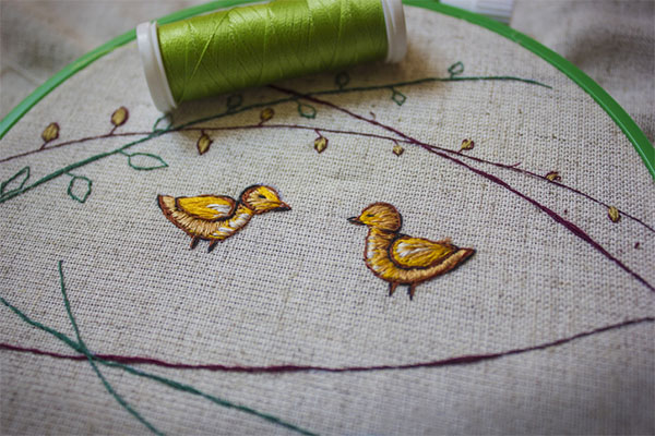 toalha com detalhes bordados